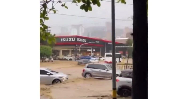 4 миллионный колумбийский город Медельин подтопило ВИДЕО