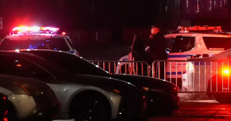 В Нью Йорке автомобиль несколько раз врезался в синагогу