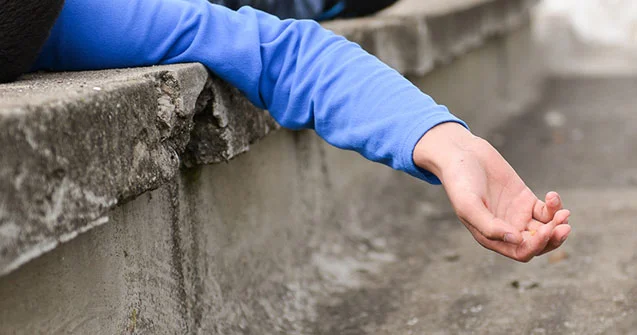 28 yaşlı satıcı işlədiyi mağazada öldü