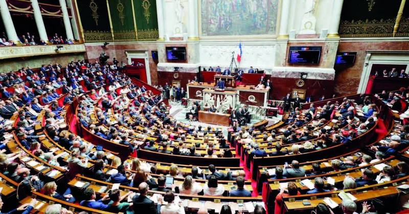 Fransada impiçment “serialı” davam edir