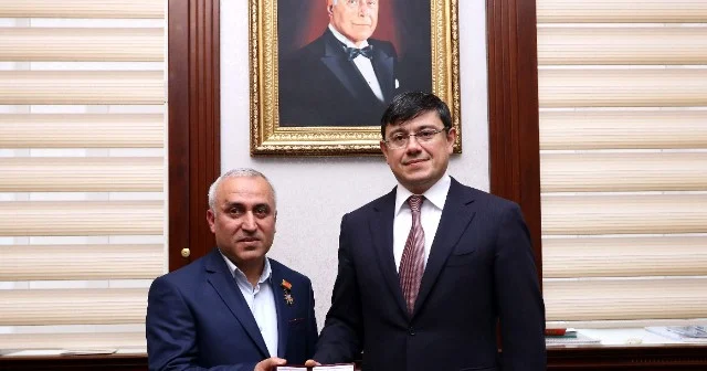 Fuad Muradov diaspor rəhbərini təltif etdi