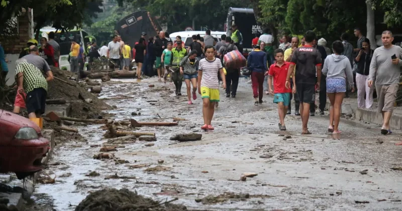 Сильнейшее наводнение парализовало Медельин в Колумбии ВИДЕО