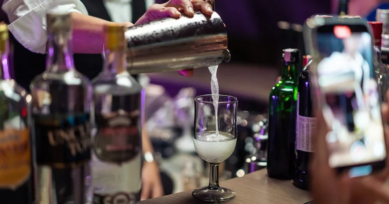 Yaponiyada işdən çıxmağı düşünənlər üçün pulsuz içkilər təklif edən bar açılıb