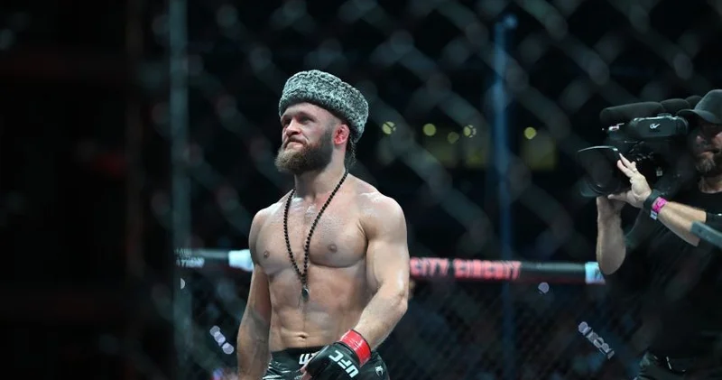 Rafael Fiziyev rəqibin gözünə baxıb əlini sıxdı VİDEO