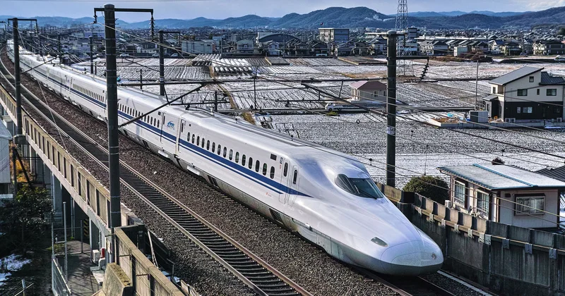 СМИ: В Японии у скоростного поезда синкансэн на ходу отвалилась деталь