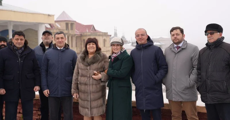 Emi Karlon Qırmızı Qəsəbədə FOTO