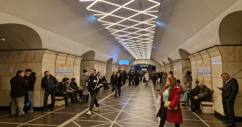 Metroda Yaşıl və Qırmızı xətlərdə yubanma aradan qaldırılıb YENİLƏNİB 1