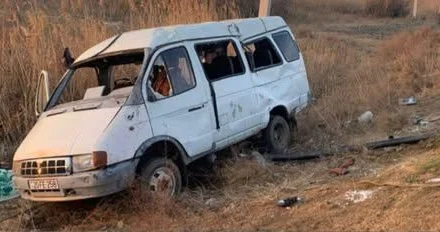 Sürücünün başı telefona qarışdı, avtomobil aşdı: Ölən var