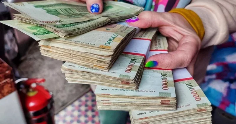 Новый антирекорд иранской валюты: 1,6 млн риалов за доллар