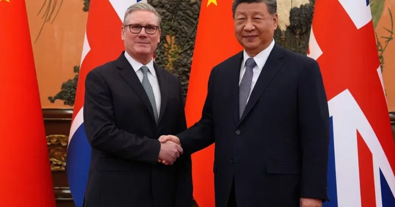 Starmer Çin liderinə İngiltərə Premyer Liqa matçında istifadə olunan top hədiyyə etdi