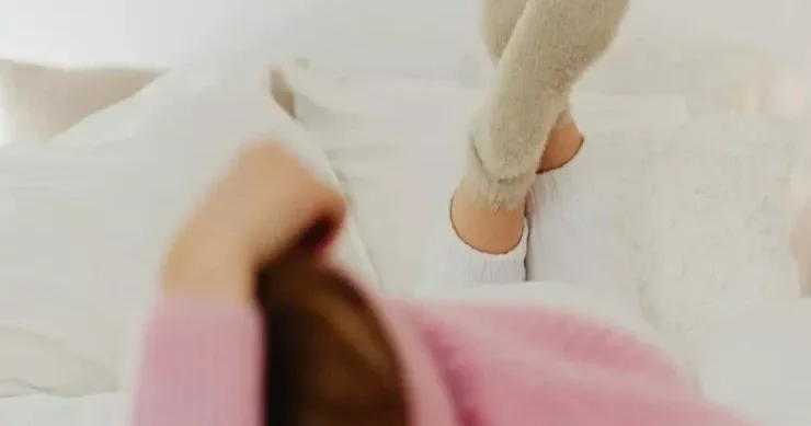 Soyuq ayaqlarınız sizi yatmağa qoymur: bunu yorğanın altına qoyun