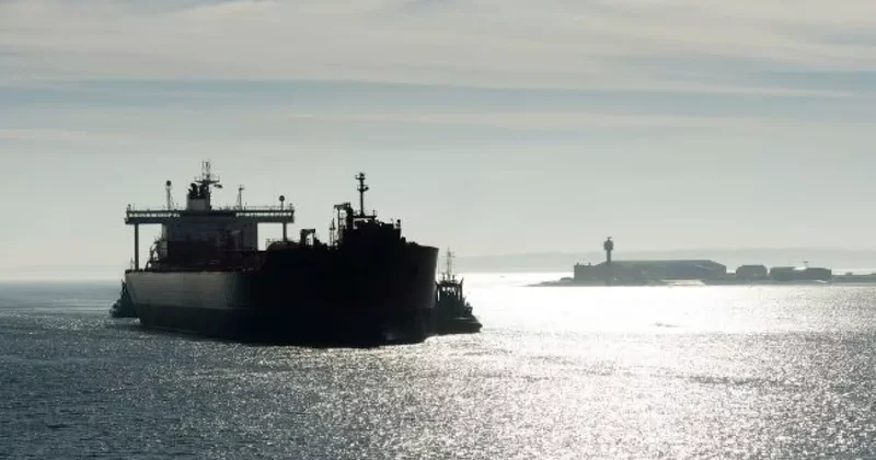 Во Франции на мель посадили замаскированный танкер теневого флота РФ