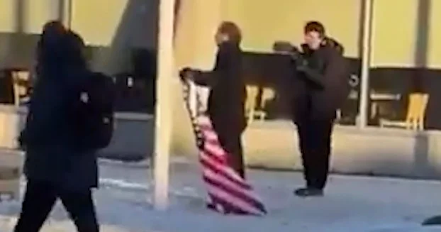 Qrenlandiyada ABŞ bayrağını qaldırmaq istəyən şəxs tutuldu VİDEO