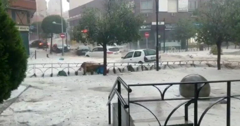 Aramsız leysan İzmiri iflic etdi