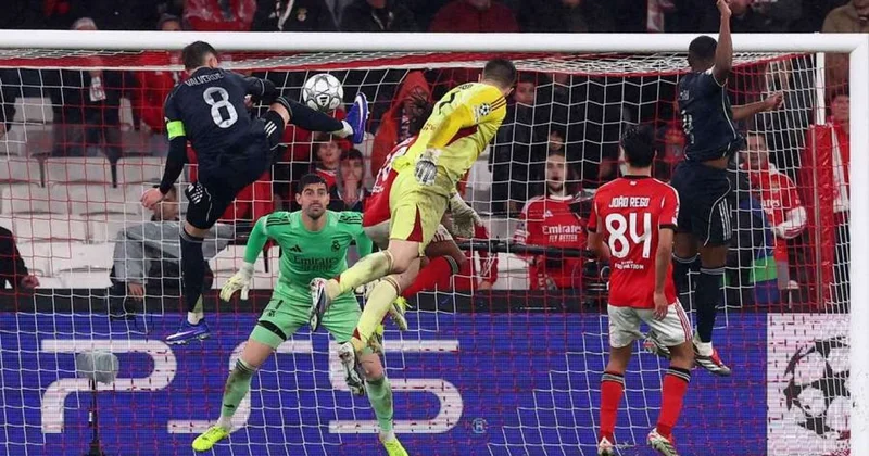 Real ın oyununda dramatik sonluq: Qapıçı qol vurdu, komandası mərhələ adladı (VİDEO)