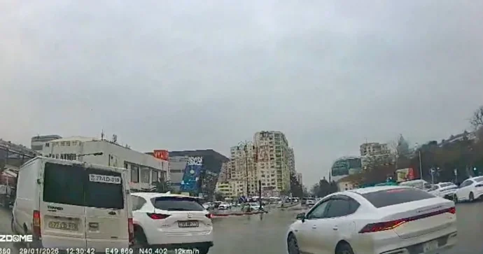 Orta zolaqdan geriyə dönən qadın sürücü az qala qəza törədəcəkdi VİDEO