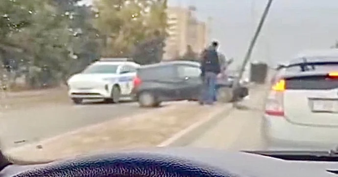 Bakıda qəza: “Nissan” bordürə çıxaraq işıq dirəyinə çırpıldı VİDEO