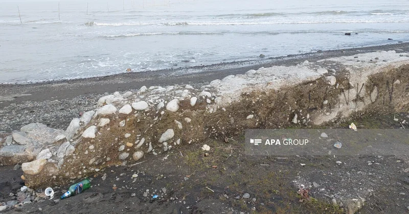 На побережье Каспия вновь показались бетонные конструкции ФОТО