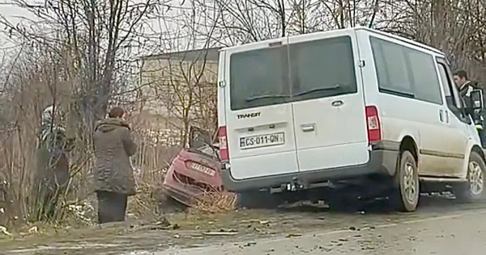 Yük maşınına çırpılan “Chevrolet” dərəyə düşdü VİDEO