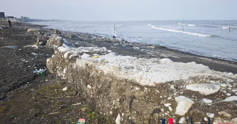 Xəzərin sahilində nəhəng beton bünövrələr üzə çıxdı