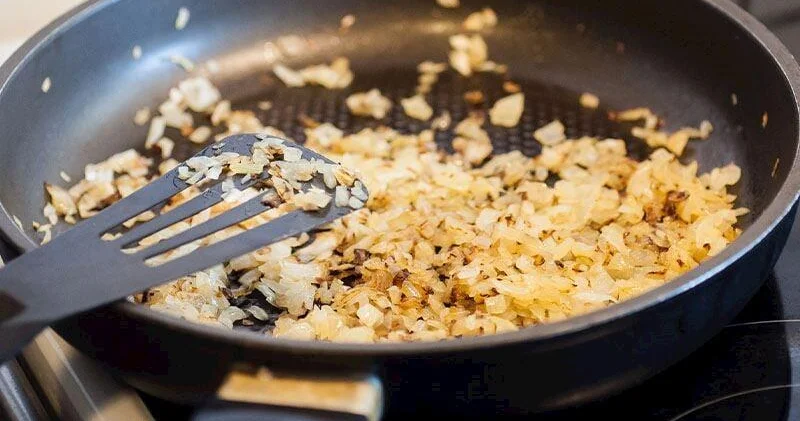 Soğanlar niyə çəhrayılaşana qədər qovrulur?