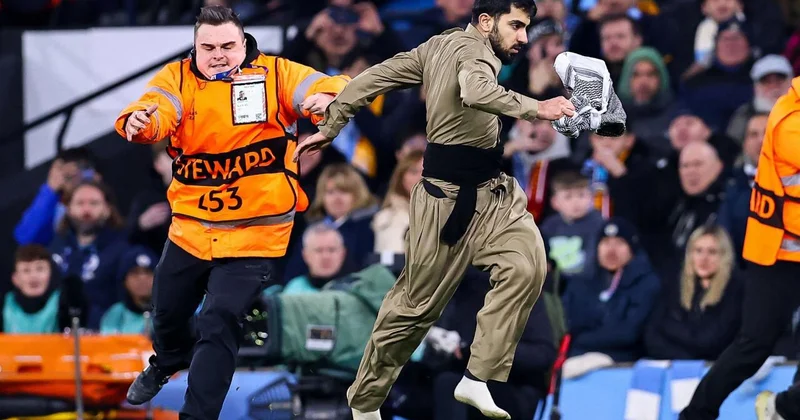 Qalatasaray matçında insident, oyun dayandırıldı VİDEO FOTO