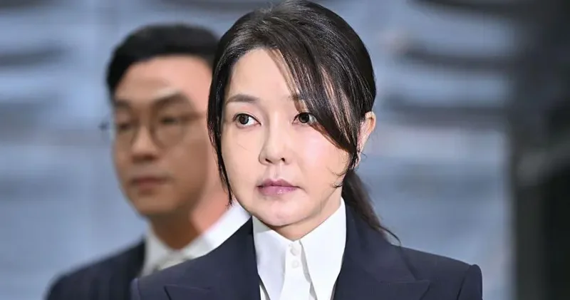 “Cənubi Koreyanın sabiq birinci xanımı 20 ay həbs cəzasına məhkum edilib“ BBC