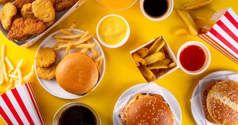 В России предложили запретить рекламу фастфуда