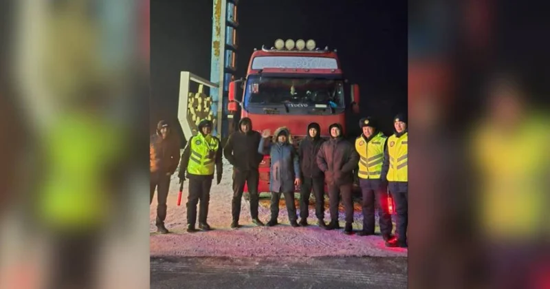 Qazaxıstanın polis əməkdaşları 32°C temperaturda Azərbaycan sürücülərinə kömək ediblər