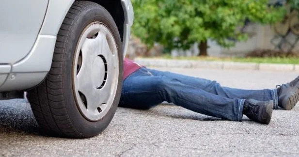 Yevlaxda piyadanı maşın vurdu