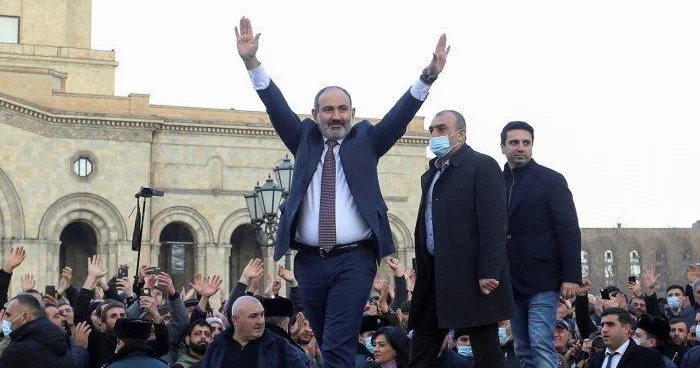 ERMƏNİSTANDA RUSİYA QƏRB “SAVAŞI” Azərbaycan da Rusiya dəstəkli qüvvələrin qələbəsini istəmir...