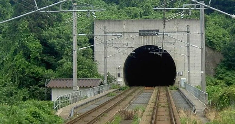 Dünyanın ən uzun dəmir yolu tuneli: 8 şəhər və 2 ölkə birləşdi