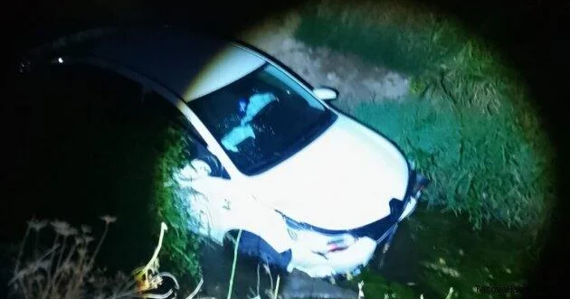 Taksi suya düşdü Ana və övladı son anda XİLAS OLUNDU VİDEO