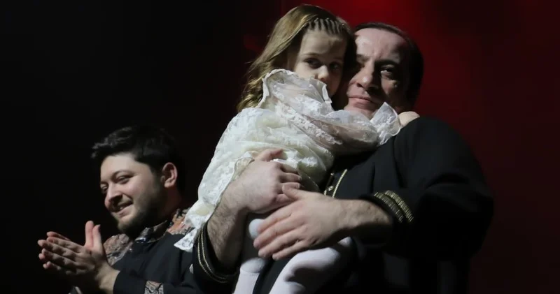 Xalq artisti nəvəsi ilə səhnədə...