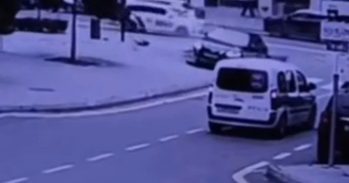 Ağ şəhərdə avtomobil yol kənarındakı dirəyə çırpıldı VİDEO