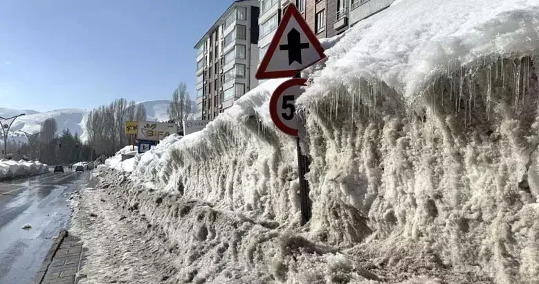 Şəhərlər metrələrcə qarın altında qaldı: Nəqliyyat dayandı, həyat iflic oldu!