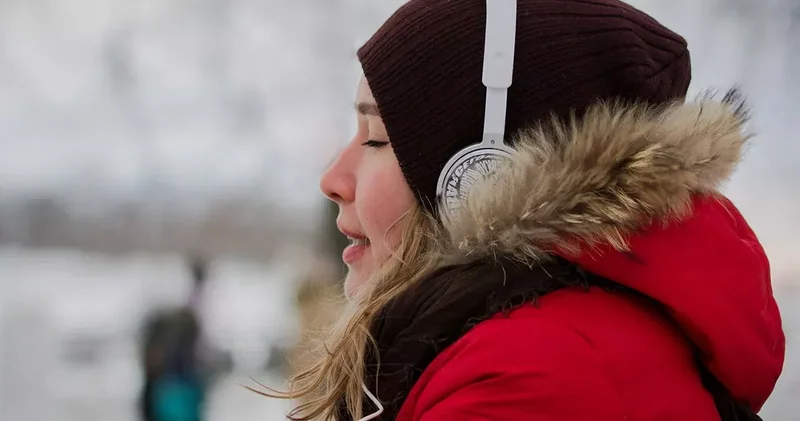 Жителей Узбекистана просят не использовать наушники на улице: ПРИЧИНА