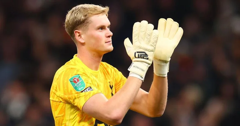 Vest Hem Tottenhem in qapıçısını rənglərinə bağlayır