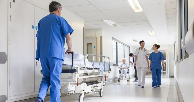 Məhkəmə sədrinin bıçaqlanan gəlininin son durumu: Özəl klinikaya köçürüldü