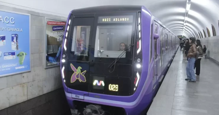 Bakı metrosunda sıxlıq yarandı Yarım saatdır qatar gəlmir