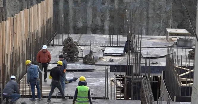 Tikinti şirkəti ilə vətəndaş arasında qalmaqal: Xəbərdarlıq da etmədilər