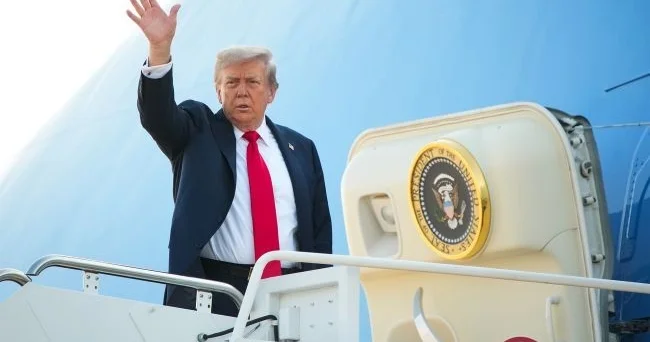 СМИ: Возле президентского самолета Трампа заметили дрон