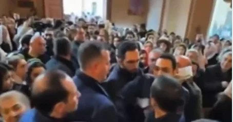 Kilsədə ibadət zamanı Paşinyanı vurmaq istədilər