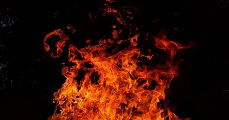 В Абшеронском районе загорелись автомобили Minval Politika