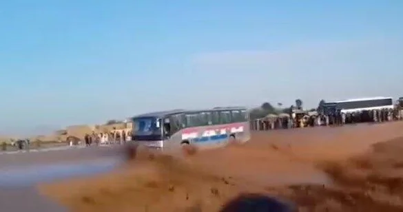 Автобус унесло потоком воды в Афганистане ВИДЕО