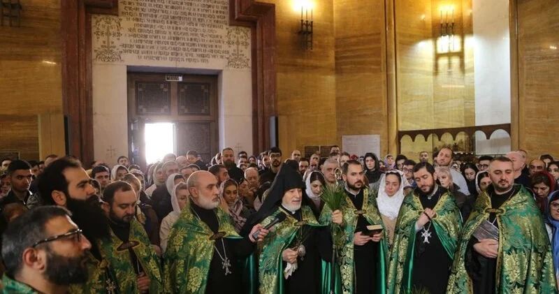 Paşinyan kilsəni ziyarət etdi: insident baş verdi