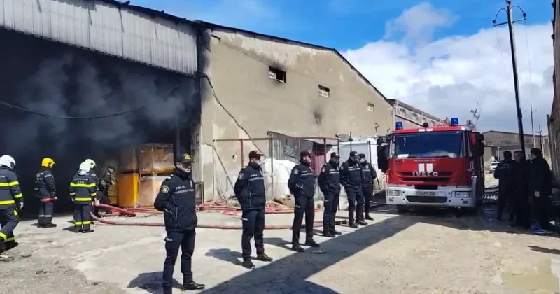 В Баку произошел пожар на складе, полиция проводит оперативные мероприятия ФОТО