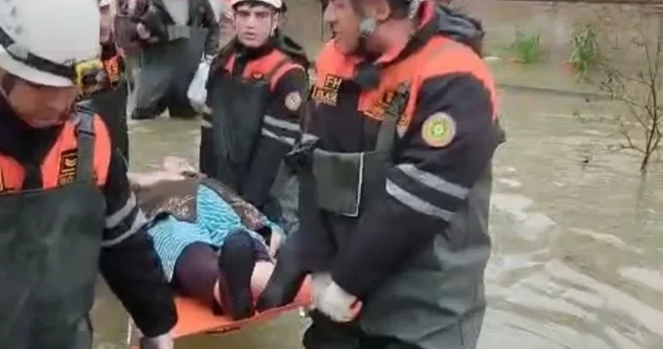 Проливные дожди в Азербайджане: спасатели эвакуировали 216 человек, среди них 36 детей