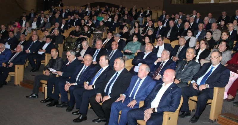В центре Баку шум рек и эхо газахских гор фото