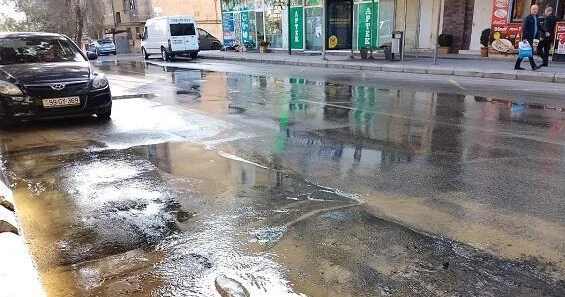 В центре Баку прорвало трубу: дорога перекрыта